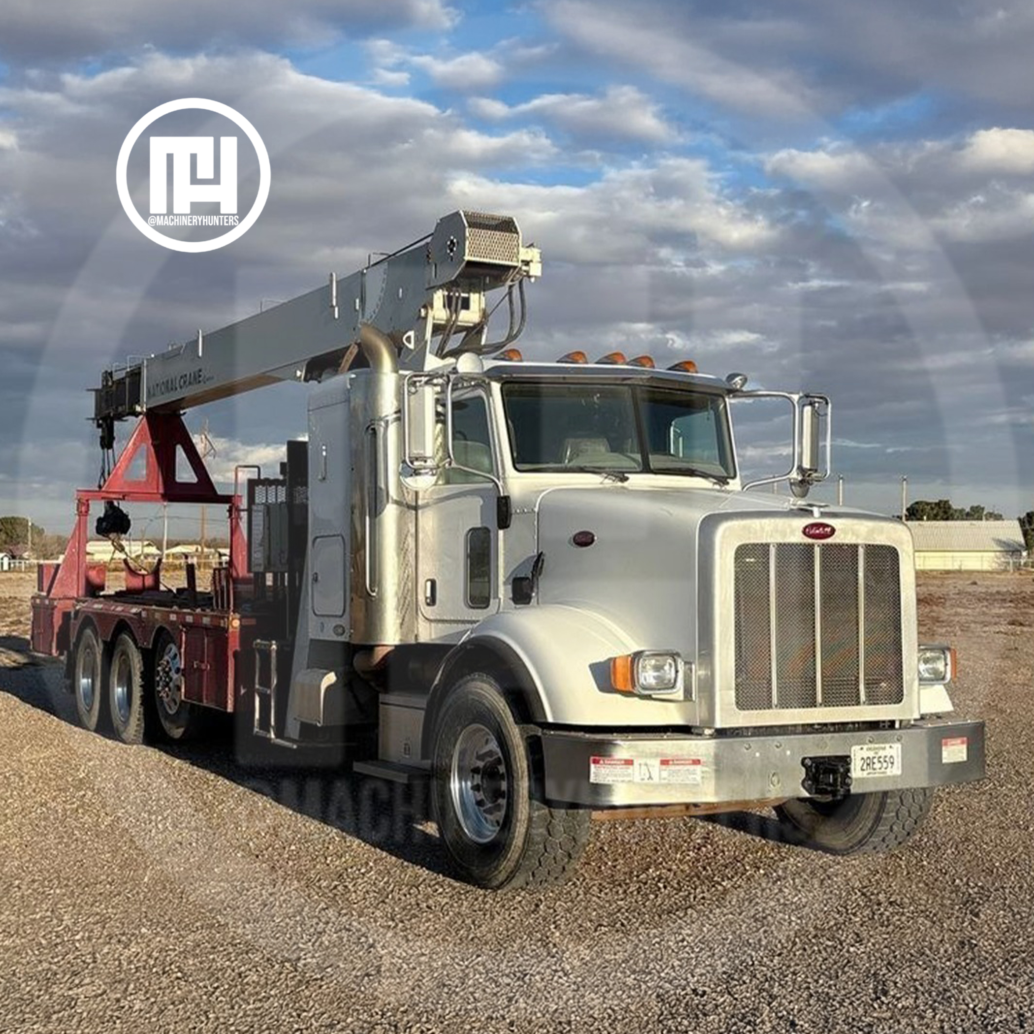 Vista lateral completa de la National 800D 2011 montada en Peterbilt 365