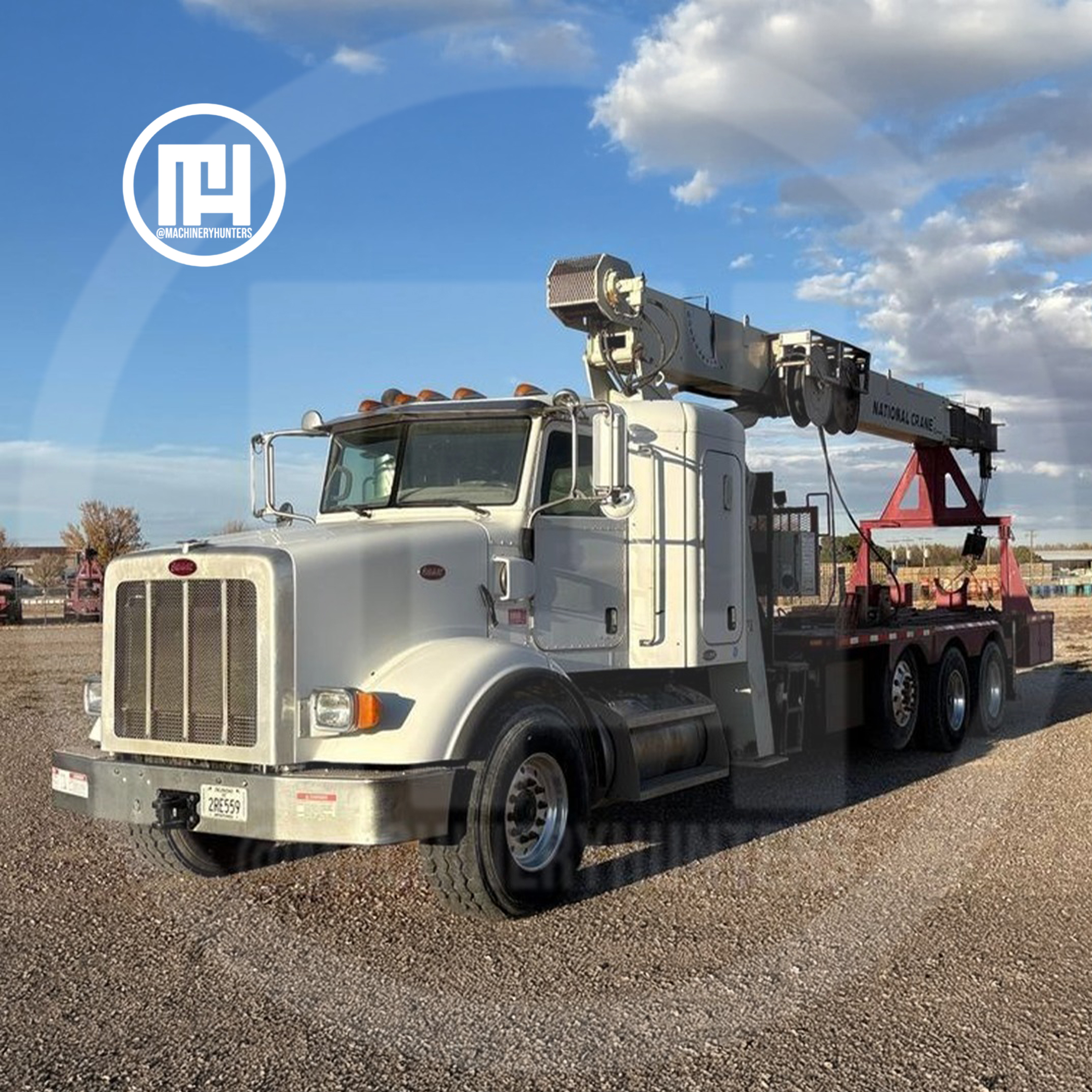 Vista frontal de la National 800D 2011 montada en Peterbilt 365