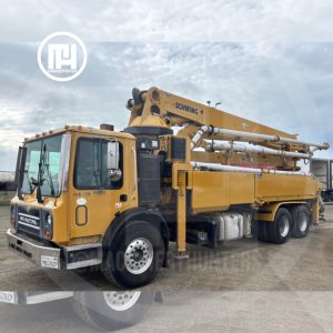 bomba de concreto Schwing 2012 vista lateral delantera en camión Mack