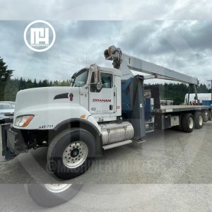 Grúa Manitex montada en camión Kenworth con plataforma lista para operación